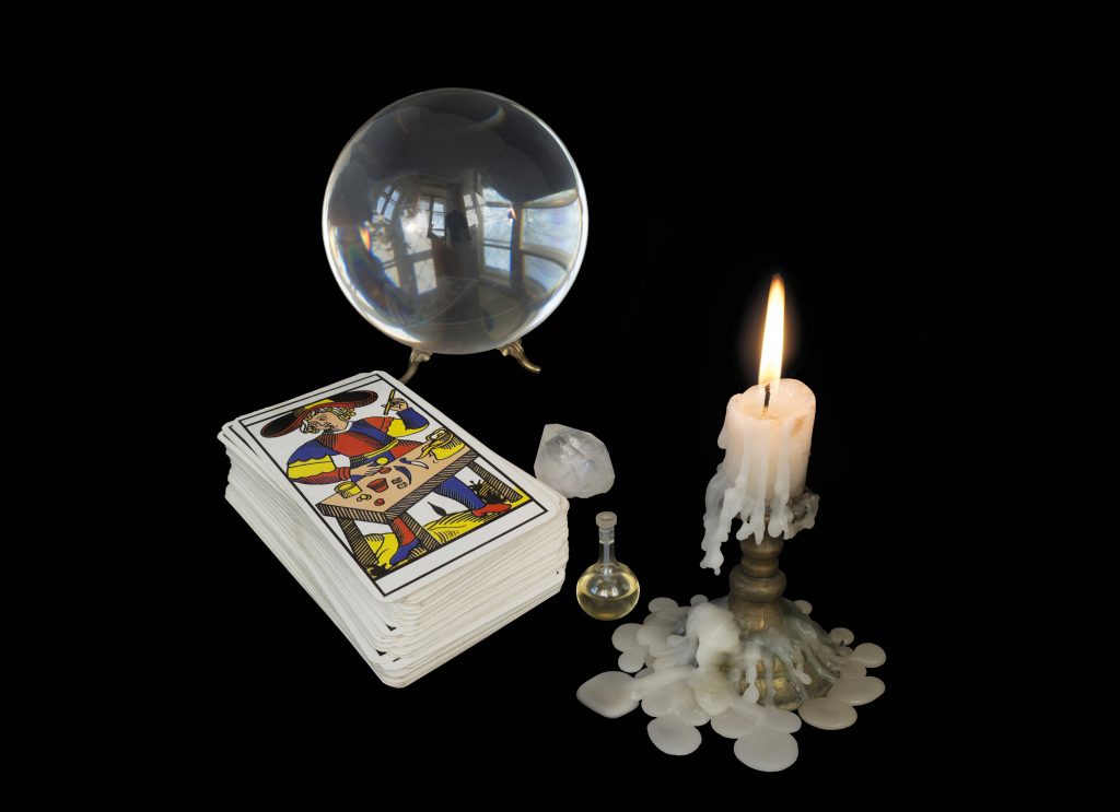Foto Bola de cristal, cartas, velas